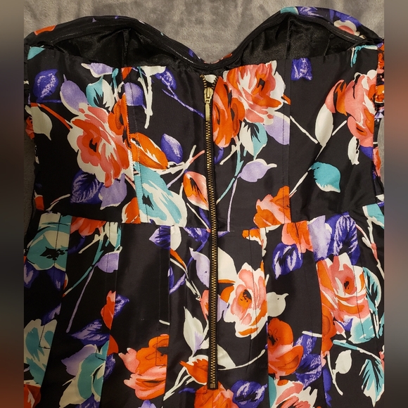 Express Floral Satin Strapless Dress (Size 2  | Knee-Length Pleated, Midi Dress. - Picture 5 of 7